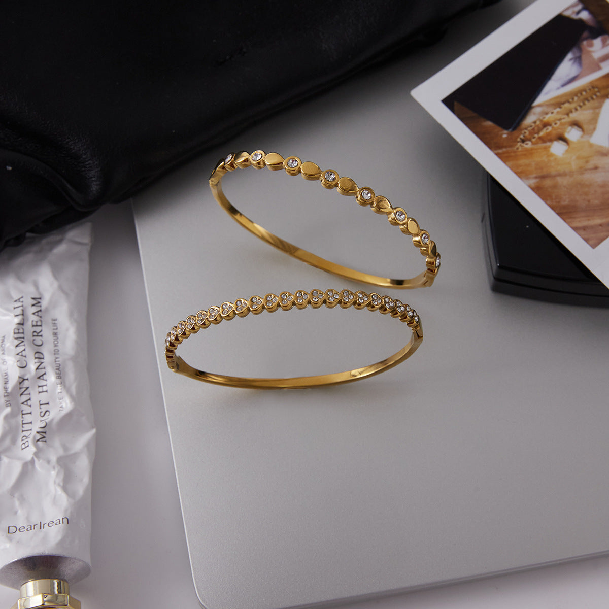 Pulsera de puño de acero de titanio en forma de corazón a la moda para mujer con incrustaciones de diamantes de imitación y acabado chapado