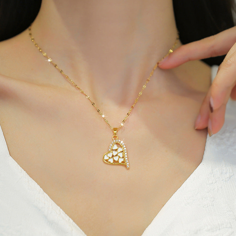 Collana a catenina minimalista da donna placcata in acciaio al titanio a forma di cuore con finitura smaltata, delicata catena per la clavicola