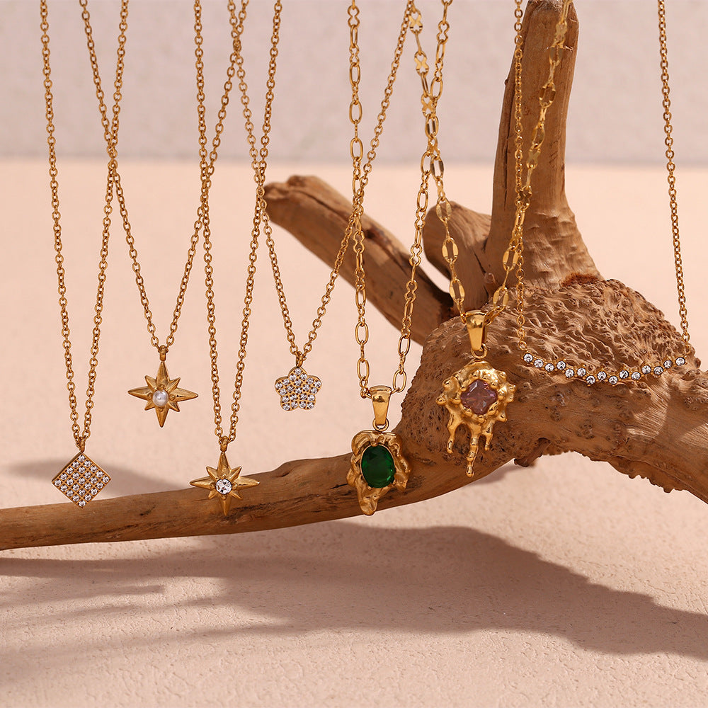 Collana con Pendente Geometrico alla Moda in Acciaio Inossidabile con Placcatura in Oro 18K, Accenti in Acciaio al Titanio, Accenti di Strass e Dettaglio con Frange per Donna