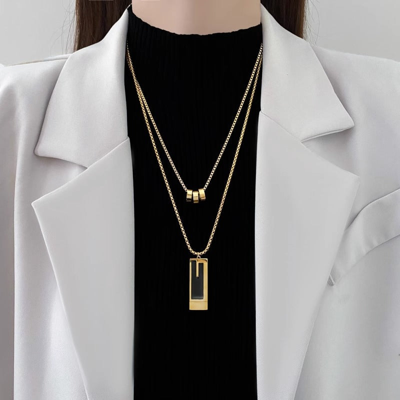Collar con colgante de acero titanio con forma de animal minimalista para mujer, con acabado galvanizado y diseño irregular