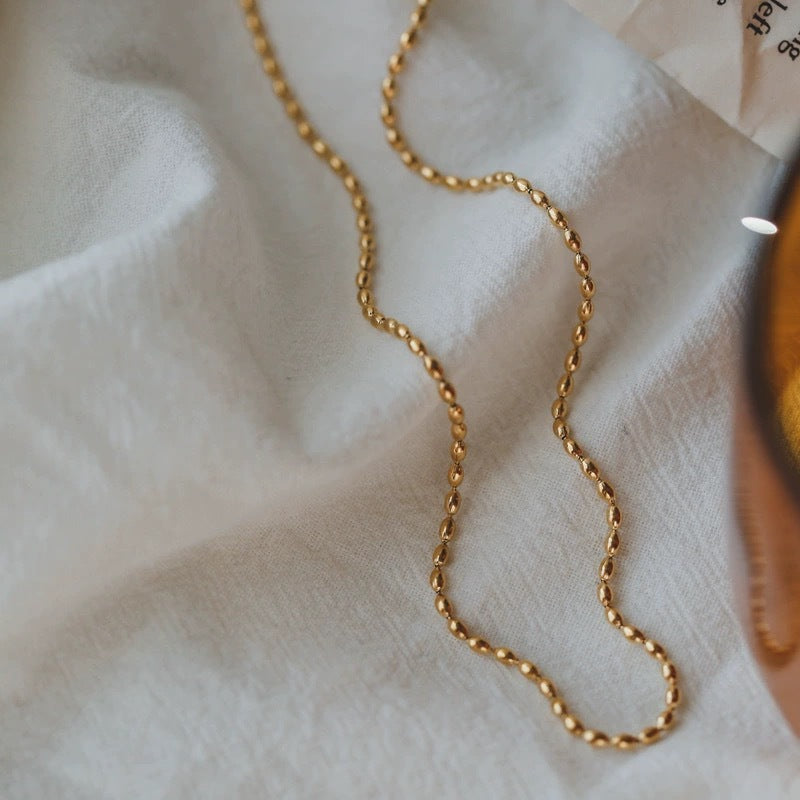 Collana minimalista in acciaio al titanio con perline per uomo e donna con finitura placcata, catena a serpente da indossare a strati o da sola