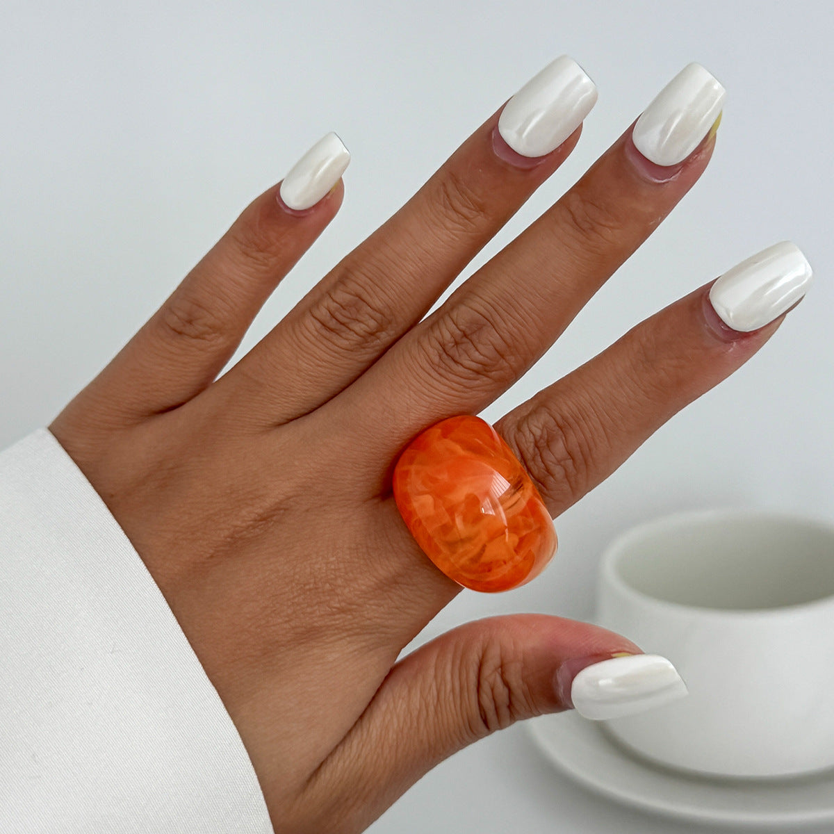 Anello da donna in resina geometrico minimalista con effetto marmorizzato e finitura epossidica lucida