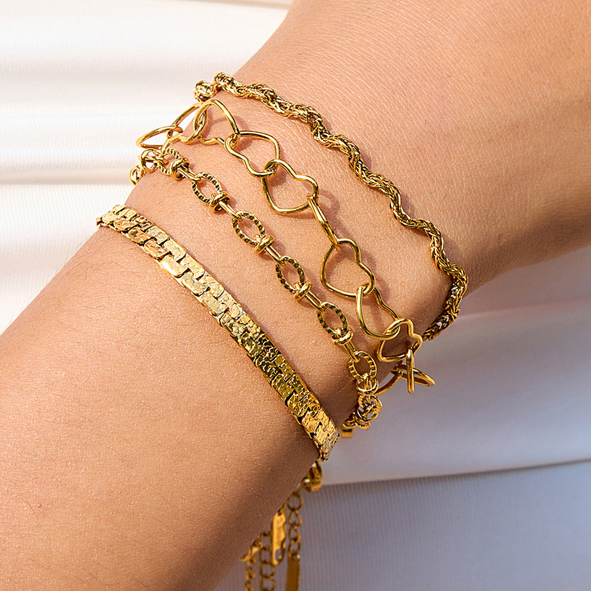 Bracciale a Cuore Minimalista in Acciaio Inossidabile Placcato con Finitura di Lusso da Donna