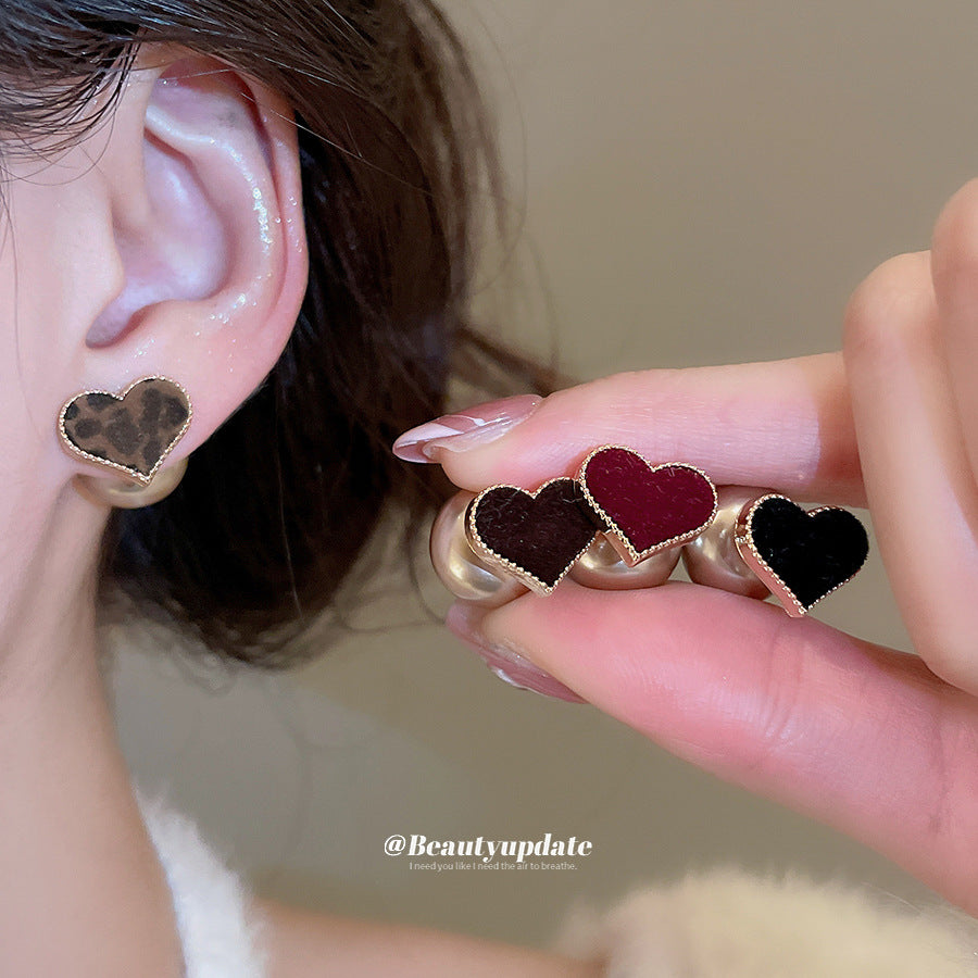 Orecchini a perno vintage minimalisti a forma di cuore con perle finte e perni in acciaio placcato per donna