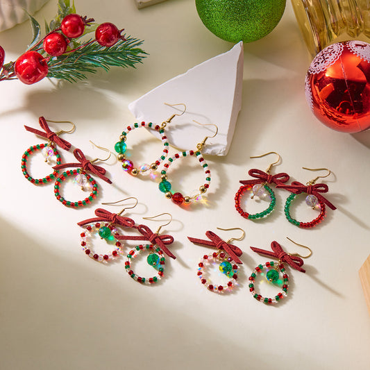 Pendientes largos asimétricos vintage con motivos navideños en pedrería y abalorios sobre base de metal chapado para mujer