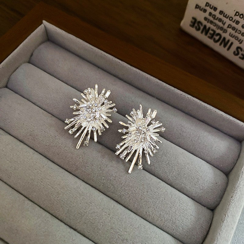 Pendientes de metal geométricos minimalistas con incrustaciones de diamantes de imitación y acabado cepillado para mujer