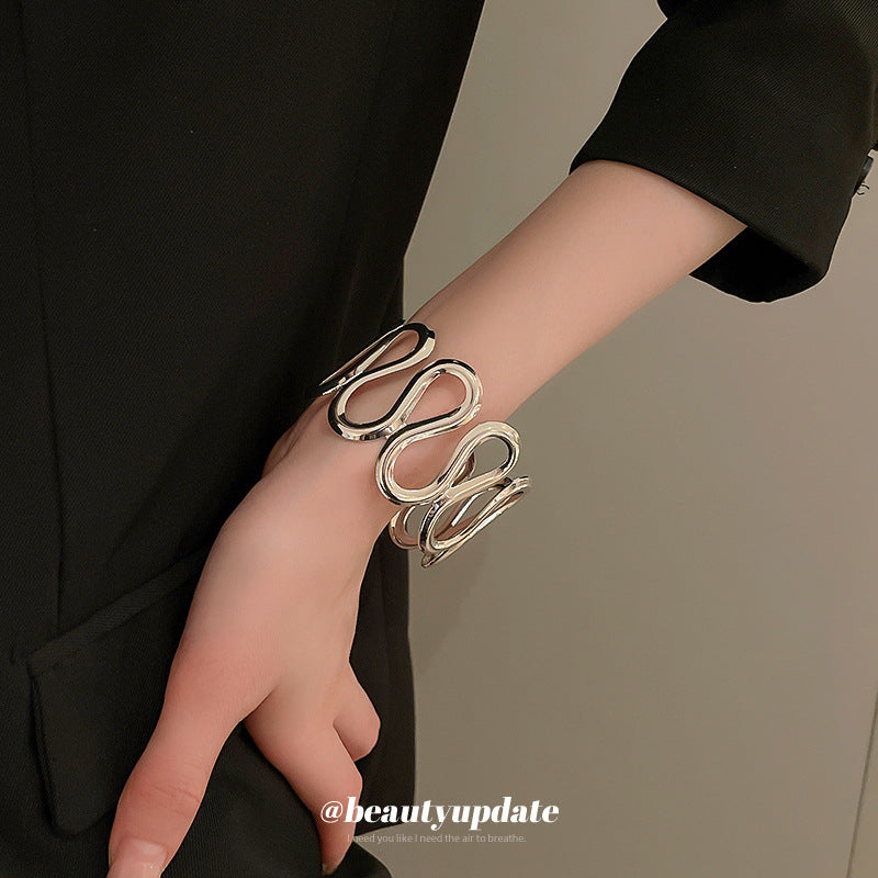Bracciale in Metallo Ondulato Minimalista con Finitura Placcata da Donna Elegante Accessorio di Moda Leggero
