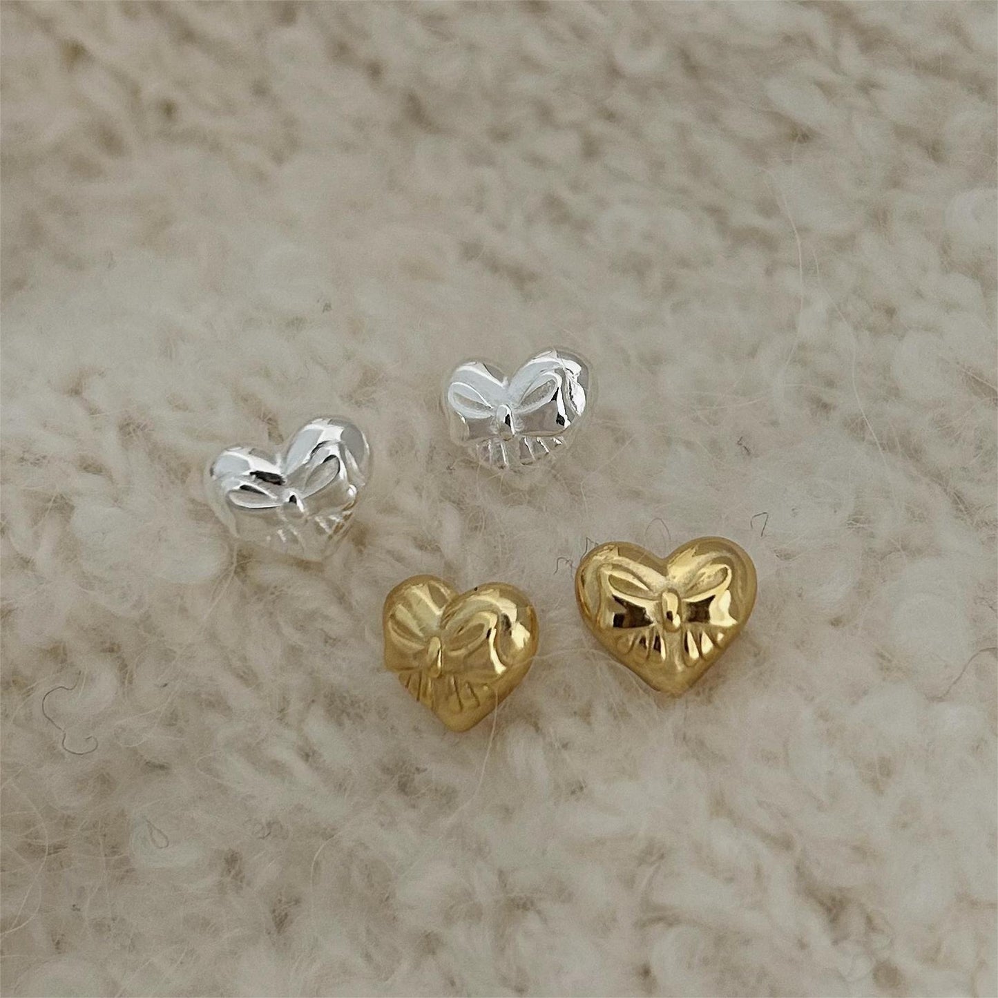 Orecchini a perno minimalisti a forma di cuore con fiocco in argento Sterling 925 placcato