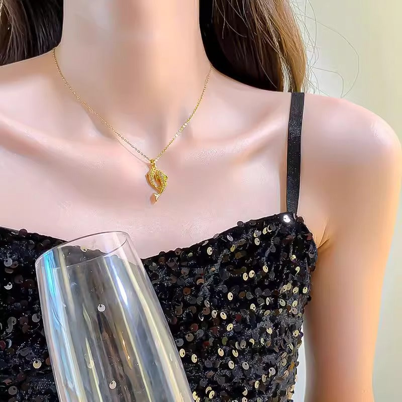 Collana con ciondolo a doppio pesce minimalista in acciaio al titanio con placcatura in oro per donne e uomini, gioielli a medaglione con catena a O e design floreale irregolare