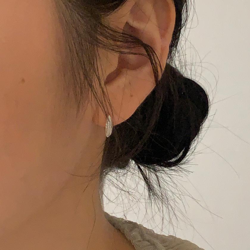 Orecchini a perno minimalisti a forma di lettera in argento sterling 925 con intarsio di strass, perno ipoallergenico