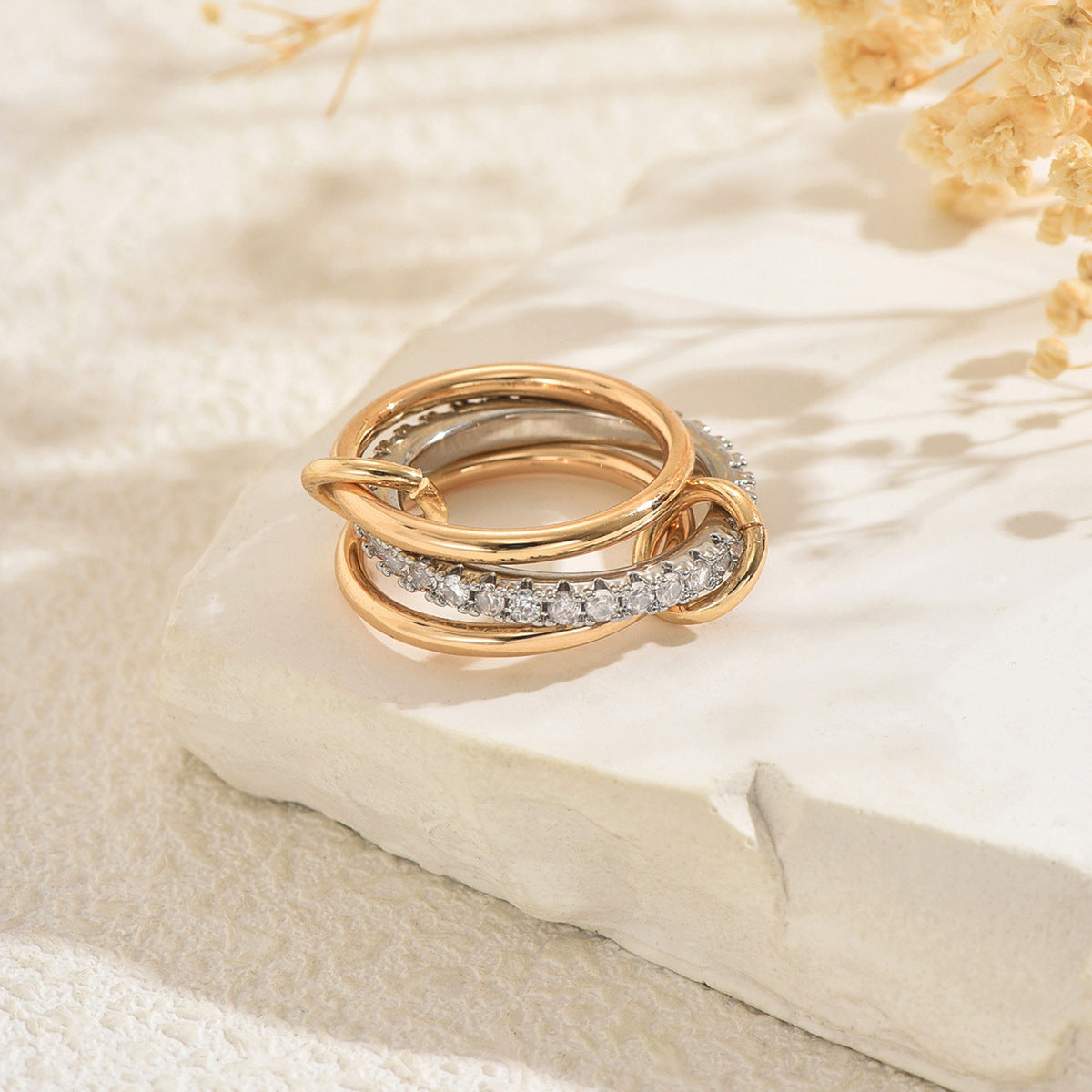 Set di anelli da donna impilabili in rame con intarsio di strass, stile geometrico e lusso discreto, per un look quotidiano