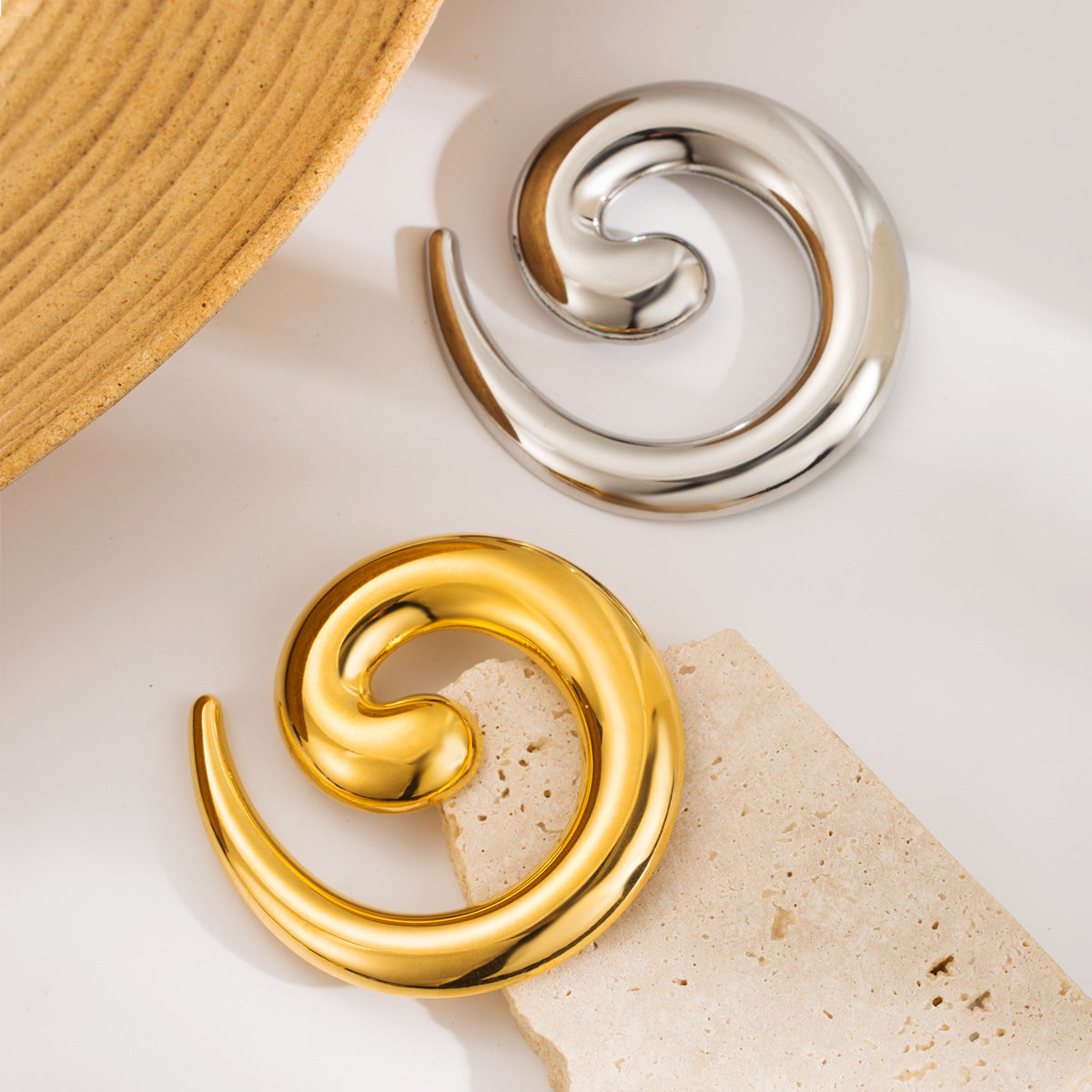 Broche de Serpiente Geométrica Minimalista de Acero Inoxidable con Acabado Chapado para Mujer