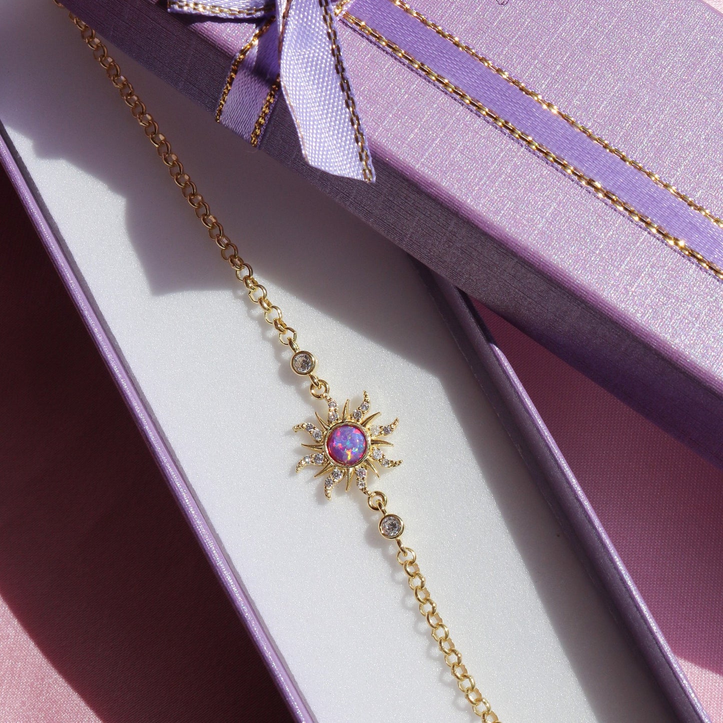 Collana con ciondolo artistico in opale geometrico con stelle in zirconia micro-pavé su catena in rame da donna