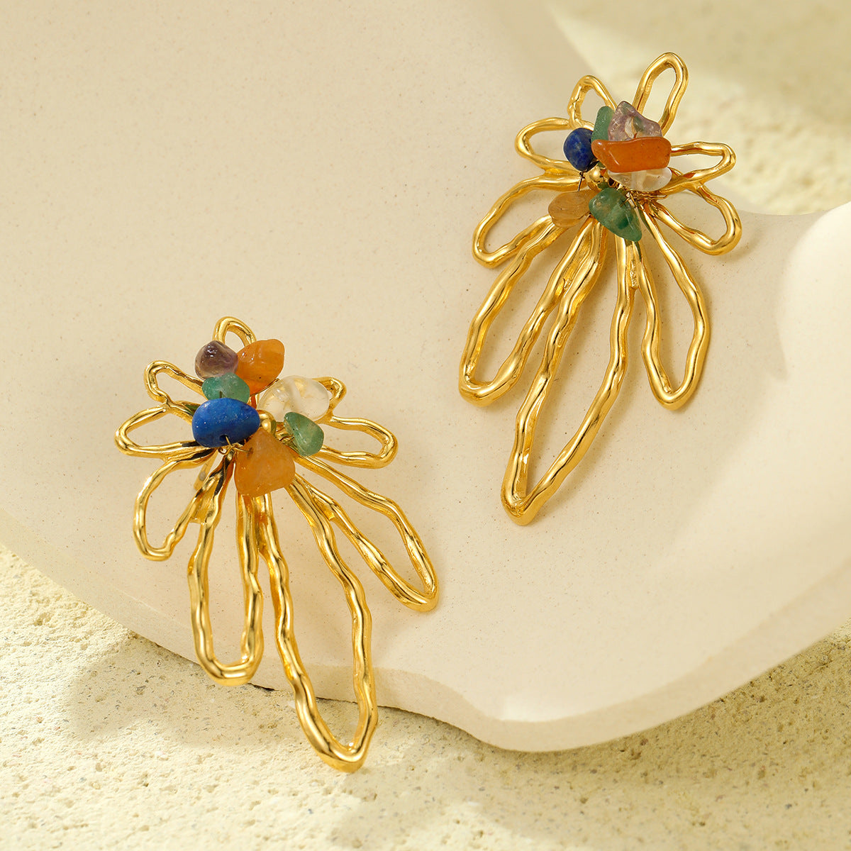 Aretes de aro de acero inoxidable con forma floral estilo vintage con incrustaciones de piedra natural y acabado chapado