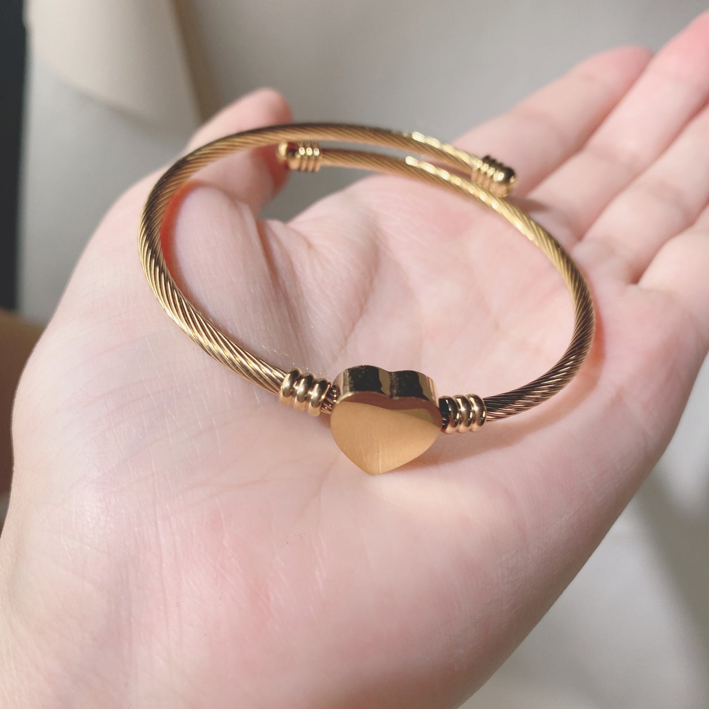 Pulsera ajustable abierta con alambre de acero inoxidable y letra o corazón con acabado pulido