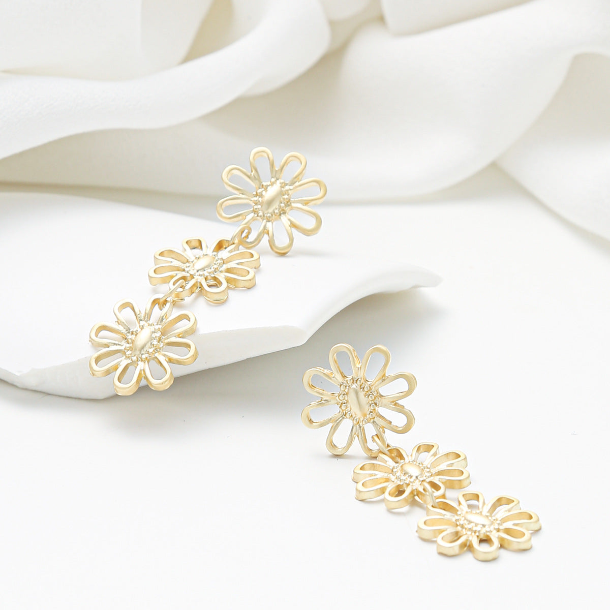 Vintage Floral Stud Earrings in Gold-Plated Alloy with Delicate Flower Center Design for Women