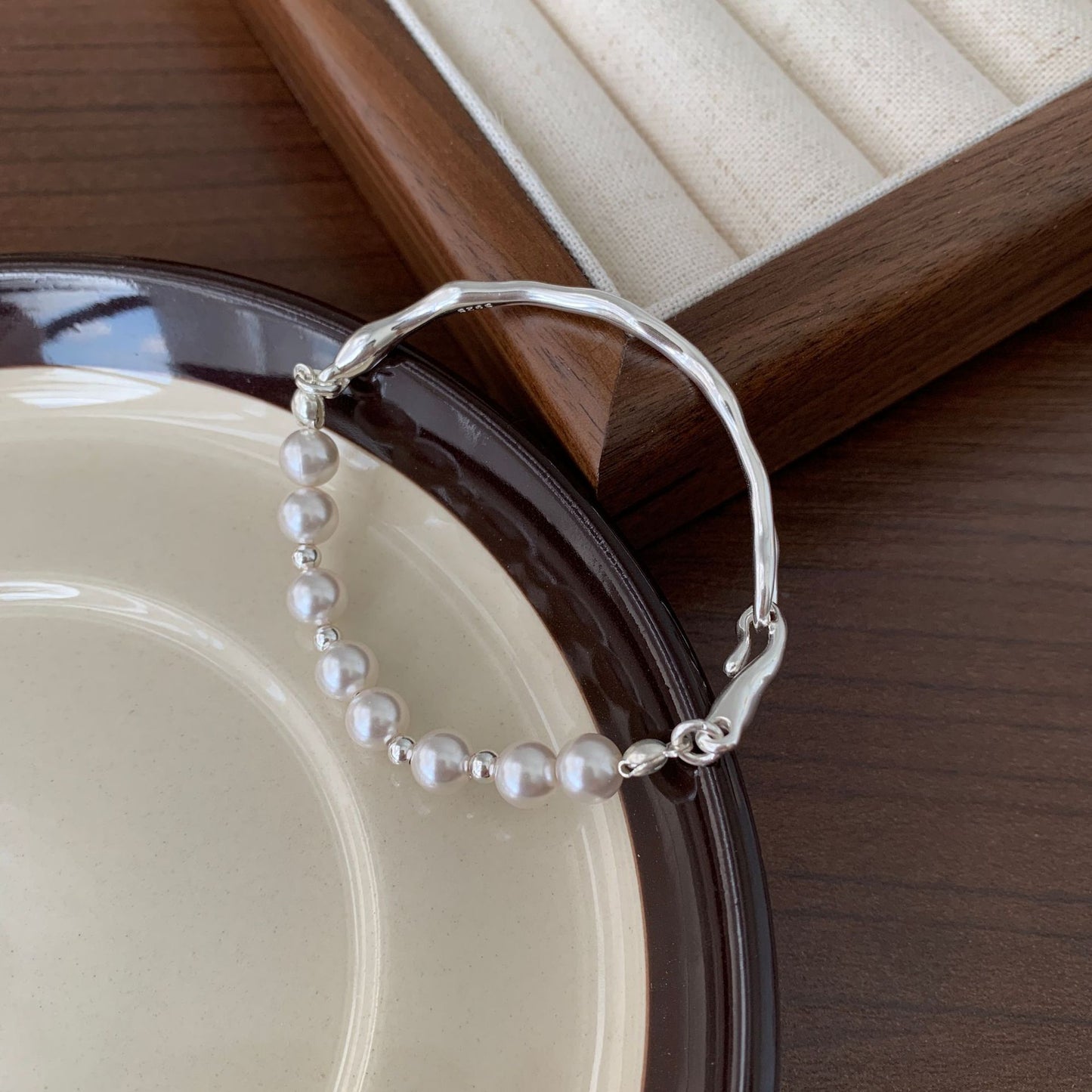 Minimalist Geometric Asymmetrical Pearl Bracelet in 925 Sterling Silver with Beveled Square Links