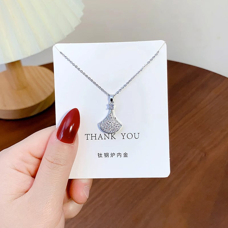 Collana Pendente Minimalista da Donna con Intarsio di Zirconi, Pendente a Ventaglio in Rame su Catena a O in Acciaio al Titanio