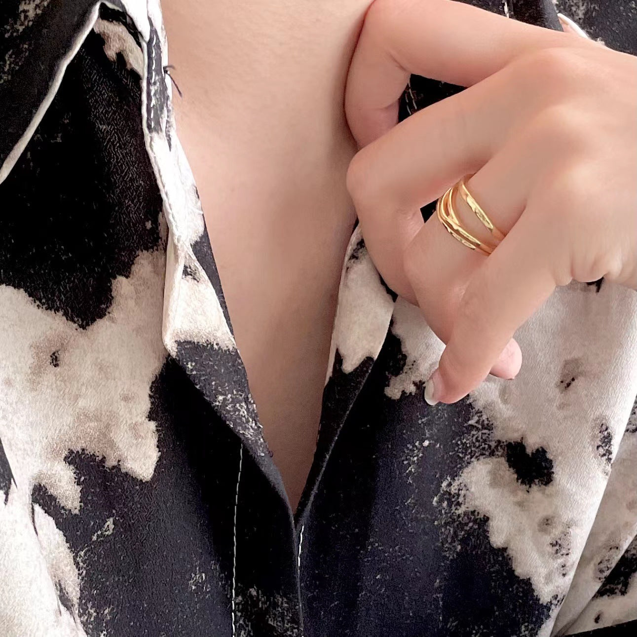 Anillo de plata minimalista con línea irregular para mujer con detalle de nudo en plata de ley 925