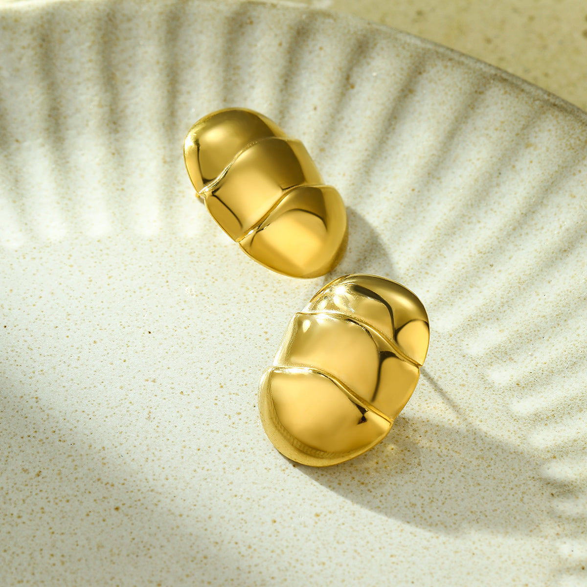 Orecchini da donna minimalisti ed eleganti in acciaio inossidabile a trama cava con placcatura in oro 18 carati