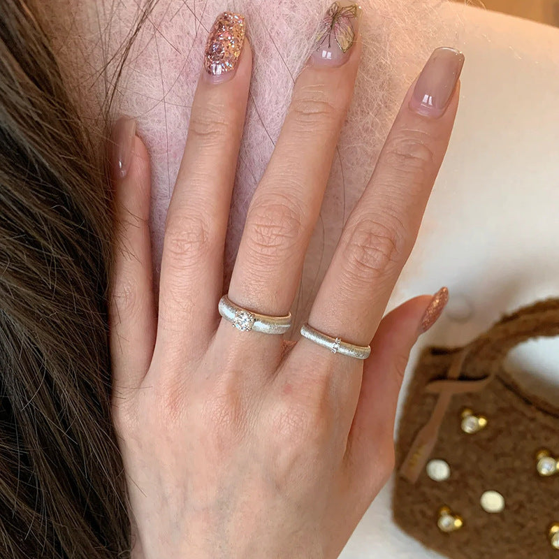 Anello da donna minimalista geometrico in metallo con strass intarsiati e texture intrecciata