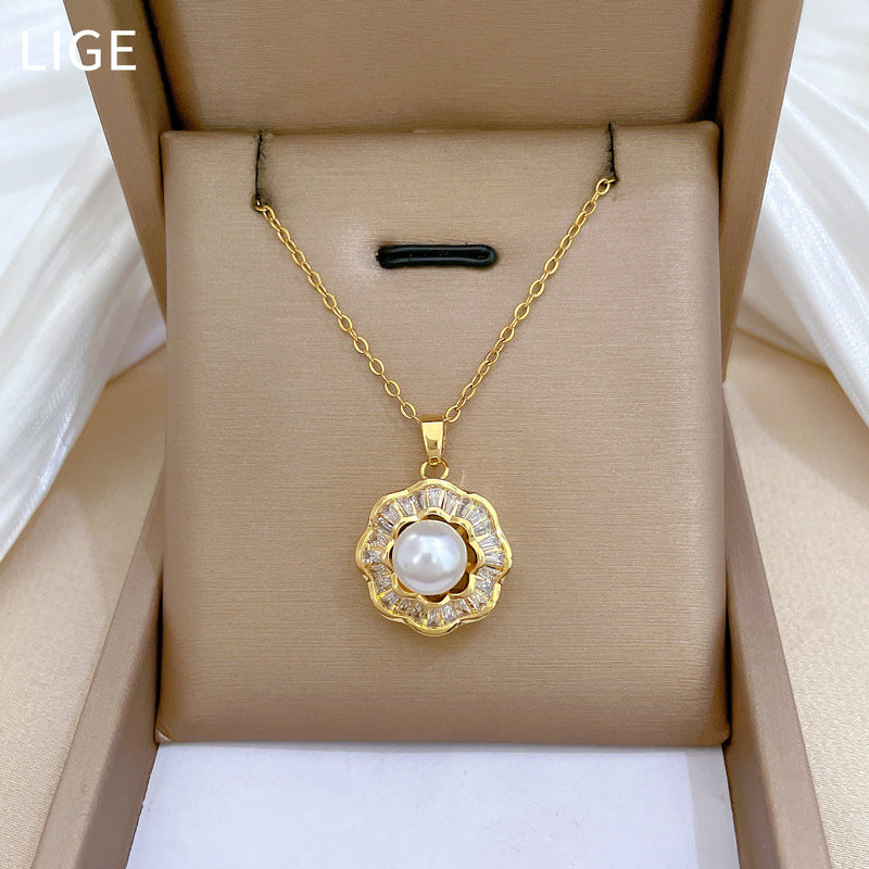 Parure di Lusso in Acciaio al Titanio con Collana e Orecchini Geometrici con Dettagli in Perle e Intarsi di Strass per Eventi Formali da Donna