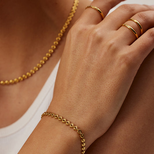 Moderna pulsera de cadena trenzada con corazón hueco de acero inoxidable chapado en oro de 18 quilates para mujer