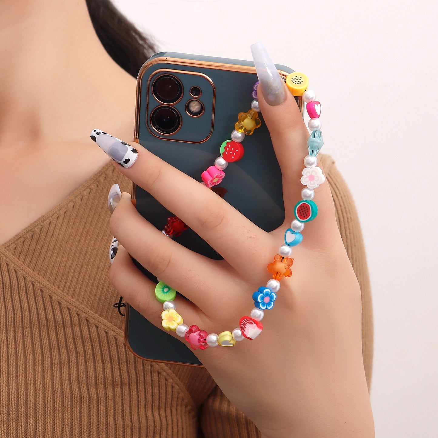 Cordón minimalista con cuentas de arcoíris para teléfono con dije de corazón para mujer, colgante acrílico, cadena chapada