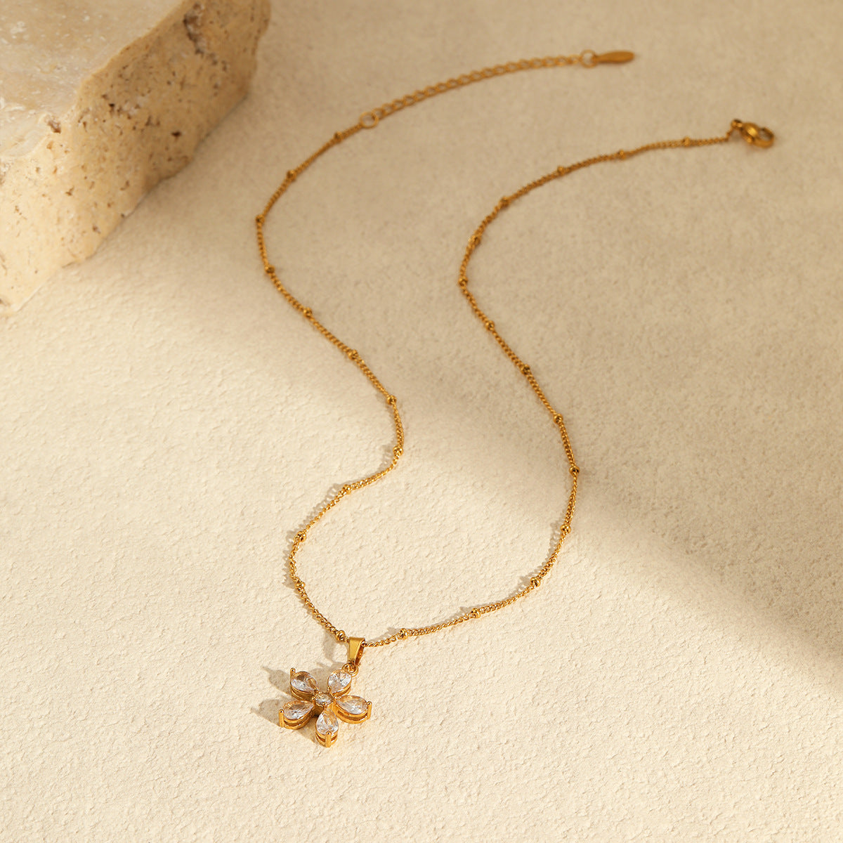 Elegante Collar Minimalista con Colgante en Forma de Pétalo de Acero Inoxidable con Baño de Oro de 18K para Mujer