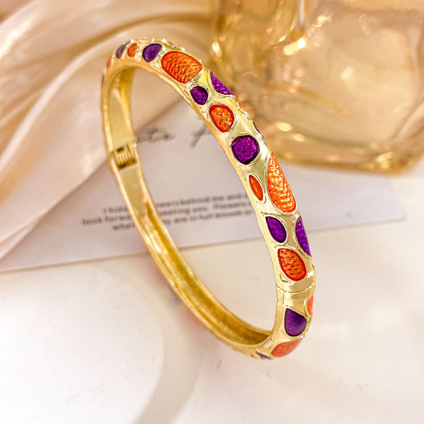 Bracciale in lega smaltato a pois alla moda con intarsio di strass