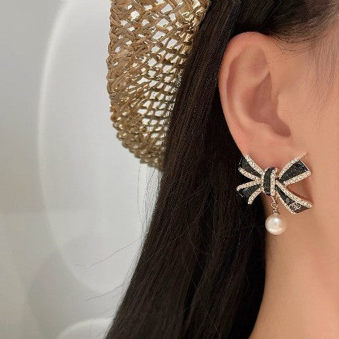 Elegante set di collana e orecchini in ottone placcato oro con fiocco smaltato da donna