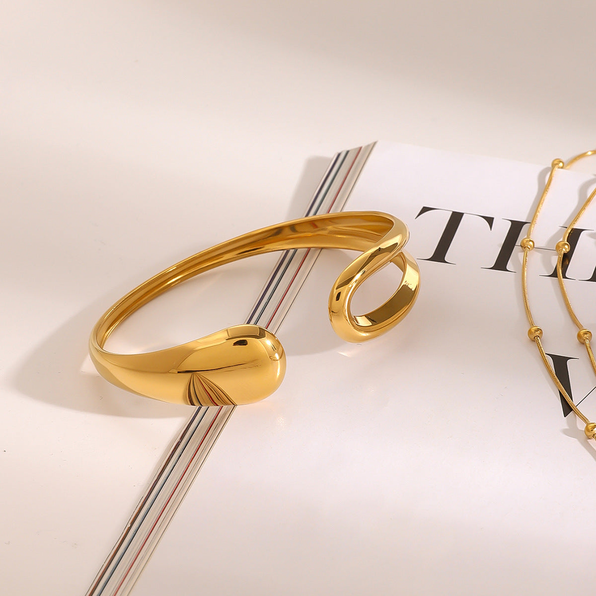 Bracciale da donna a polsino in acciaio inossidabile geometrico minimalista con finitura placcata