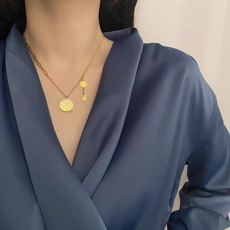 Fashionable OL Geometric Titanium Steel Necklace with Gold Inlay and Wavy Chain for Women