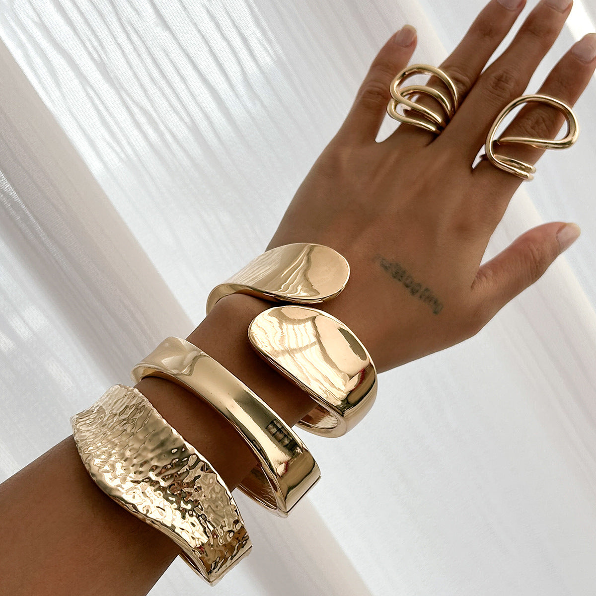 Luxury Minimalist Geometric Oval Plated Zinc Alloy Wide Cuff Bracelet