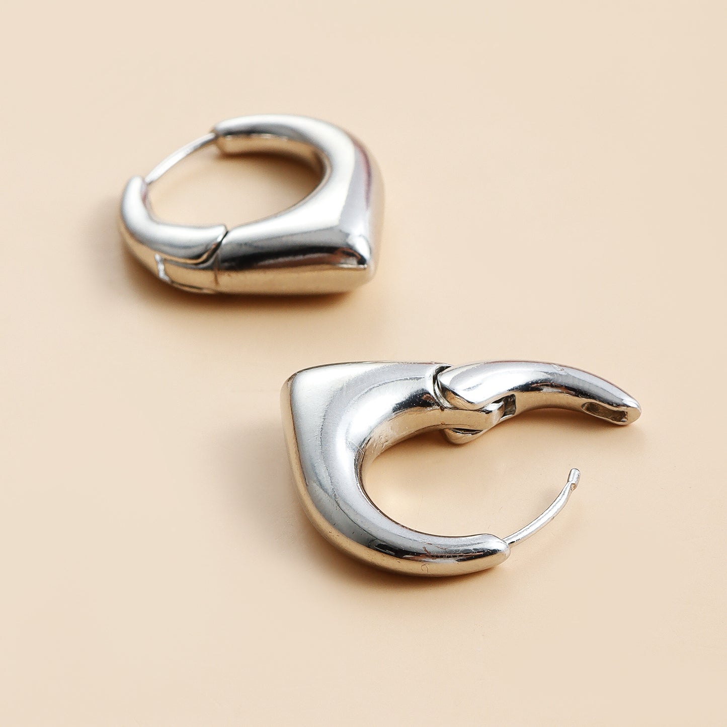 Punk Minimalist Hollow Heart-Shaped Geometric Hoop Earrings for Women with Polished Metal Finish and Electroplated Surface