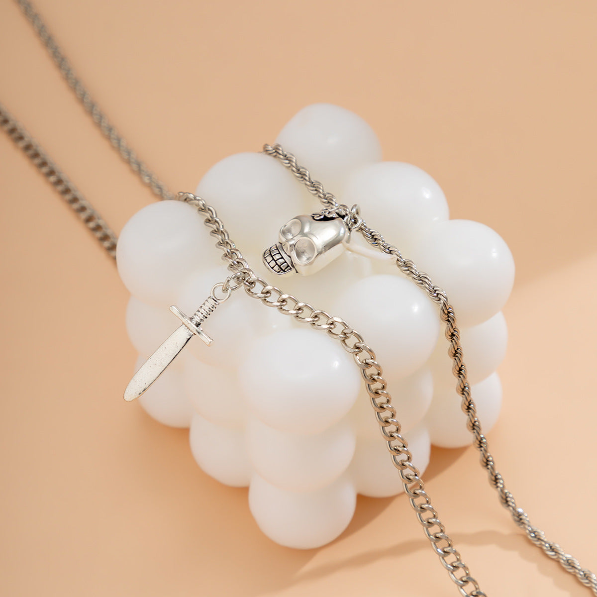 Collar Minimalista Geométrico con Colgante para Mujer con Daga y Calavera, Cadena de Aleación de Doble Capa con Acabado Chapado