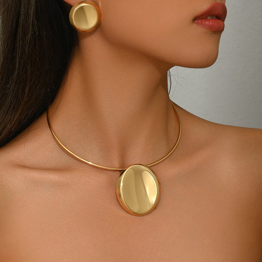 Conjunto de collar y pendientes de aleación minimalistas geométricos para mujer con acabado chapado, cadena con medallón de aros circulares y ovalados