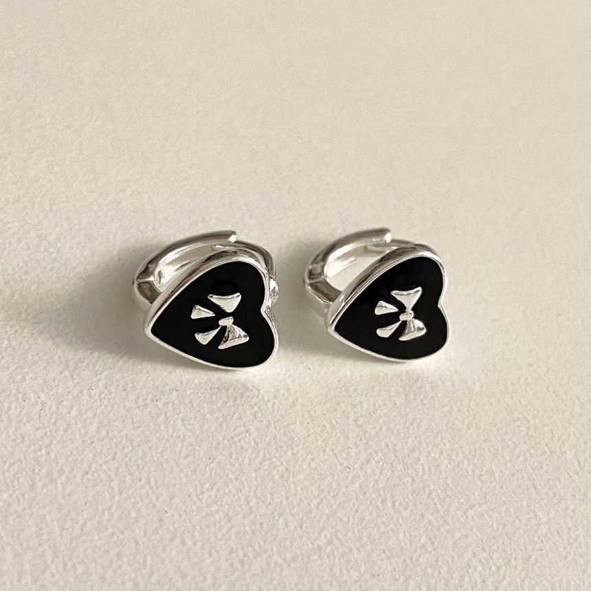 Pendientes minimalistas de corazón con lazo en plata de ley 925 con acabado pulido