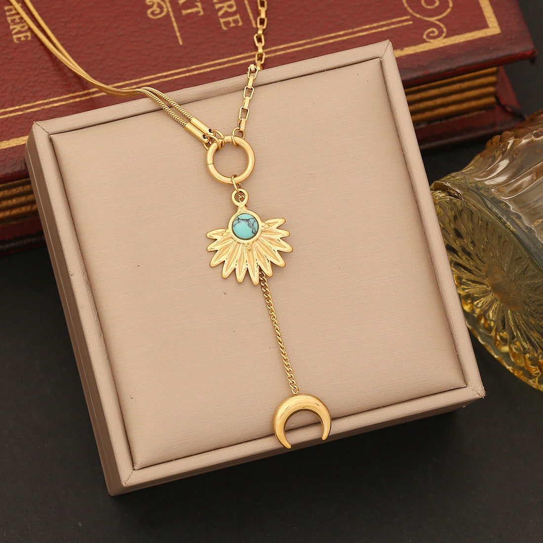 Collana da Donna Minimalista con Ciondolo a Forma di Occhio, Catena a Serpente in Acciaio Inossidabile e Dettagli Smaltati