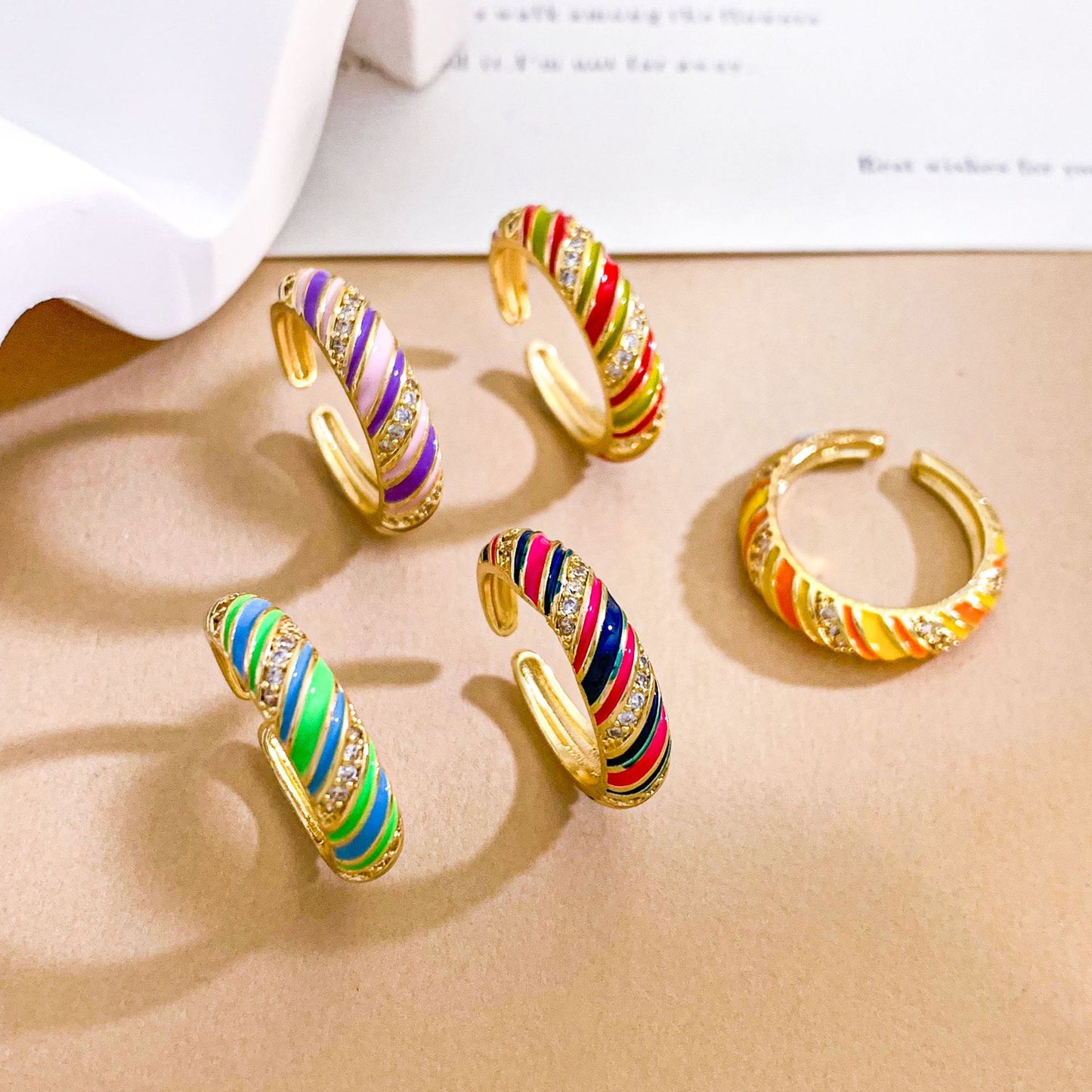 Anello a forma di cuore in ottone, con zirconi cubici, placcato oro, dal design regolabile e aperto, per donna
