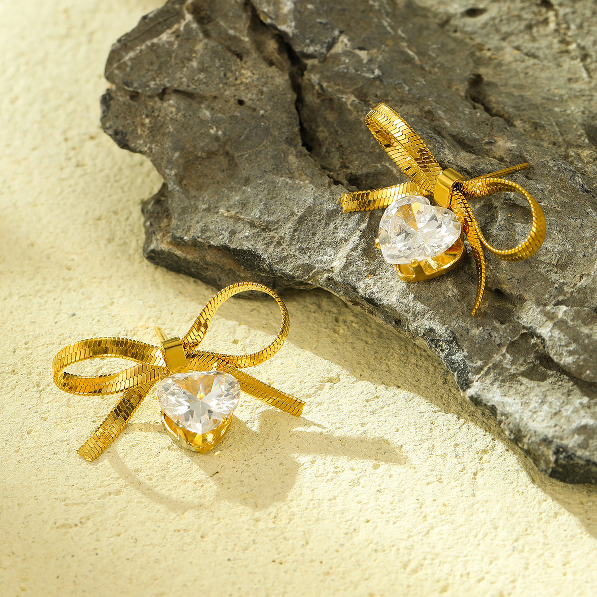 Orecchini da donna in acciaio al titanio con fiocco a cuore minimalista e strass, gioielli alla moda resistenti allo sbiadimento per l'estate