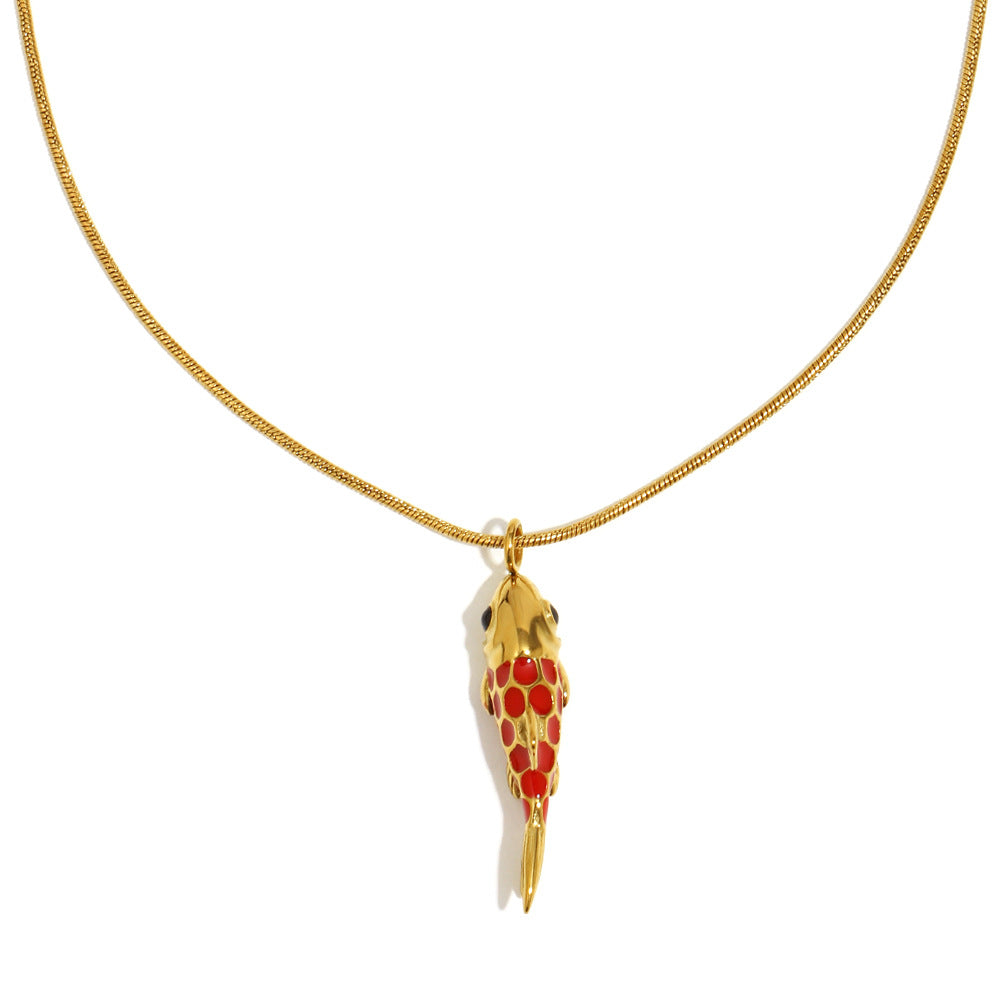 Collana con Pendente a Pesce Lussuosa e Minimalista in Acciaio Inossidabile con Placcatura in Oro 18K e Dettaglio in Smalto Rosso