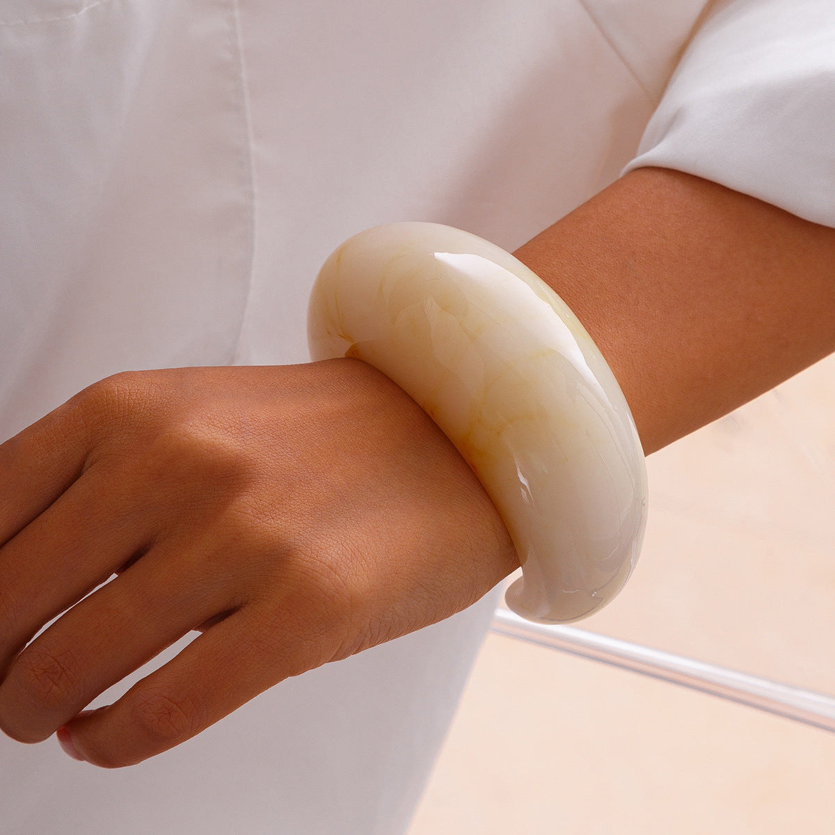 Pulsera geométrica de acrílico asimétrica atrevida con acabado pulido para mujer