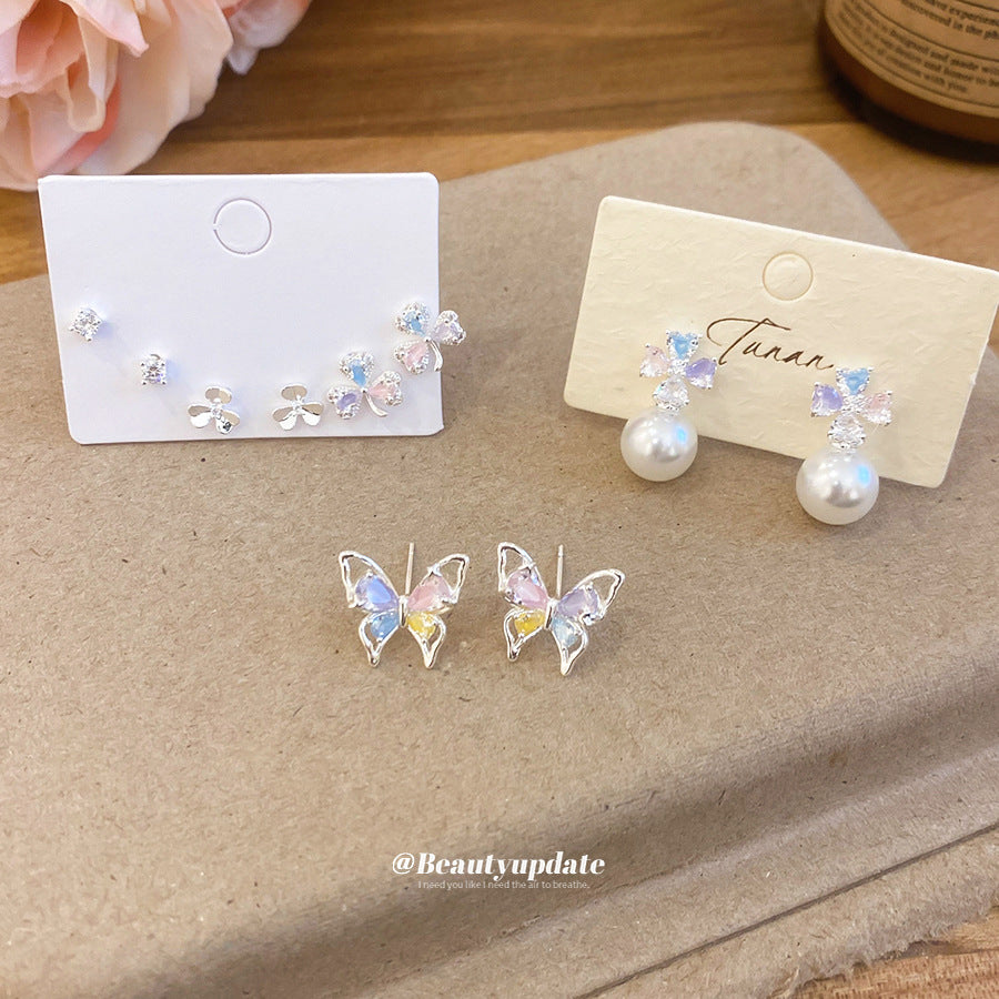 Orecchini a perno da donna minimalisti ed eleganti con fiori, perle e zirconi, con perni in acciaio inossidabile e finitura di lusso
