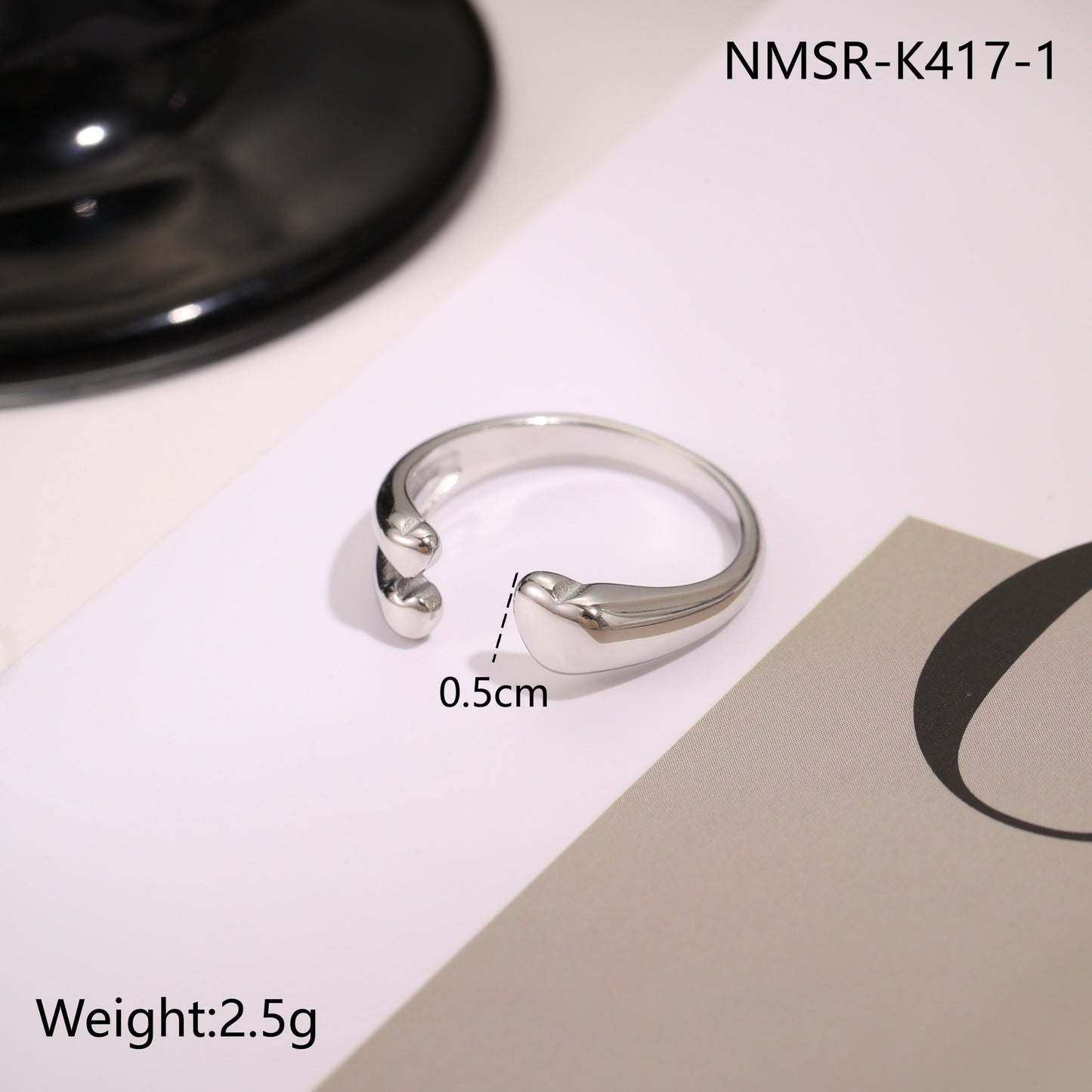 Anillo Abierto de Acero Inoxidable con Forma Geométrica, Acabado de Acero de Titanio y Detalle de Corazón de Malaquita para Mujer