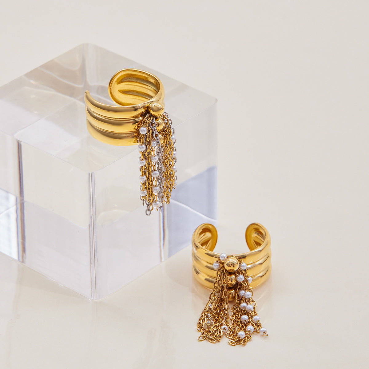 Anillo con borla geométrica a la moda en acero de titanio con acabado chapado para mujer