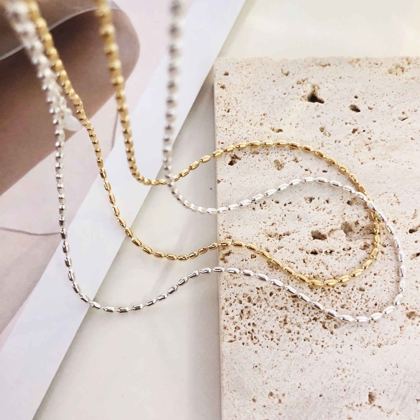 Elegante collana con ciondolo ovale a covone di grano in acciaio al titanio con placcatura in oro 18K per donna
