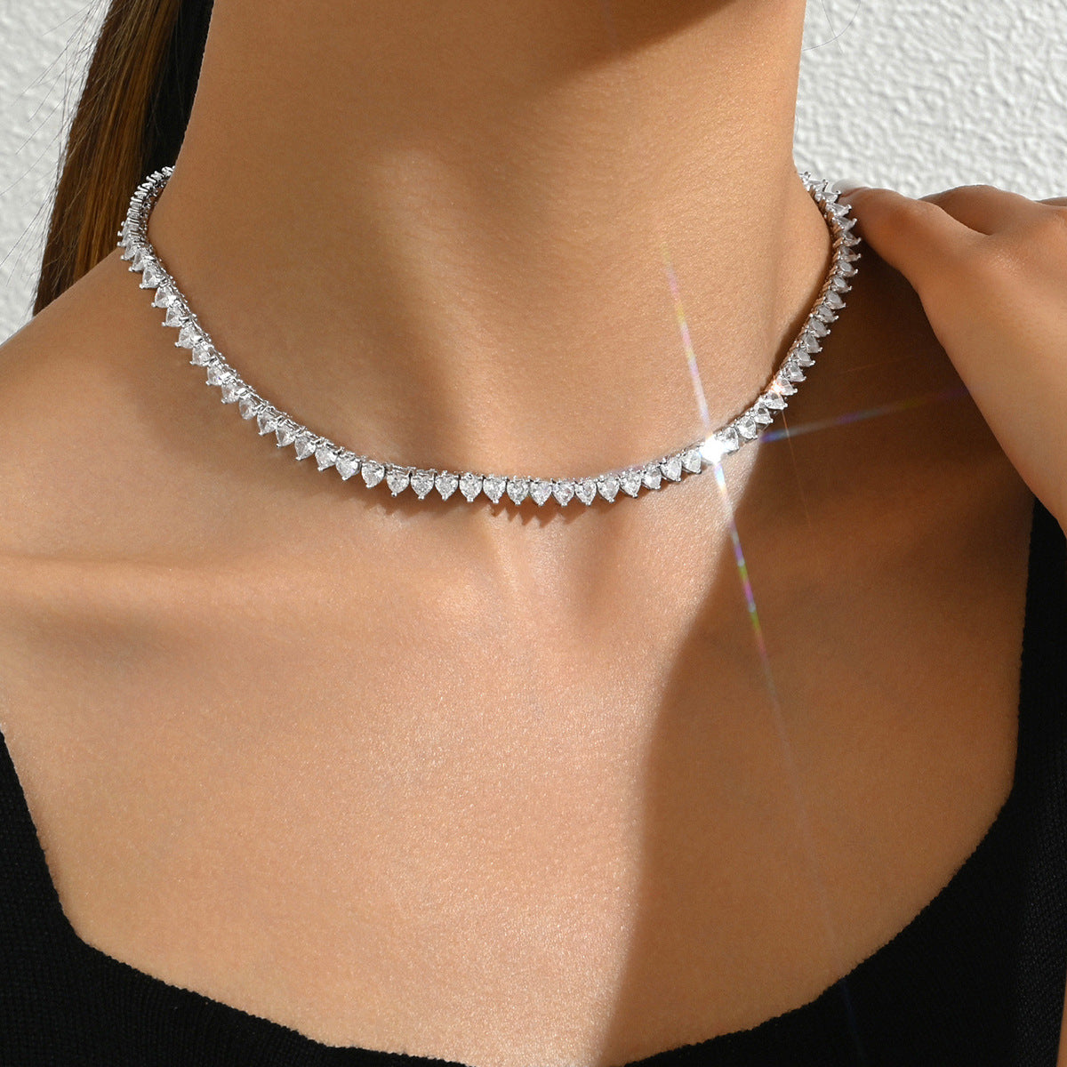 Collana geometrica minimalista a U in rame da donna con intarsio di strass, elegante catena per clavicola