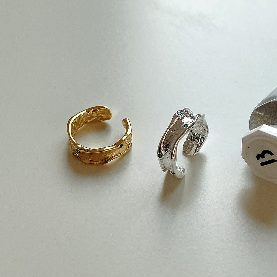 Anello asimmetrico irregolare in argento sterling S925 da donna con superficie testurizzata e design a catena