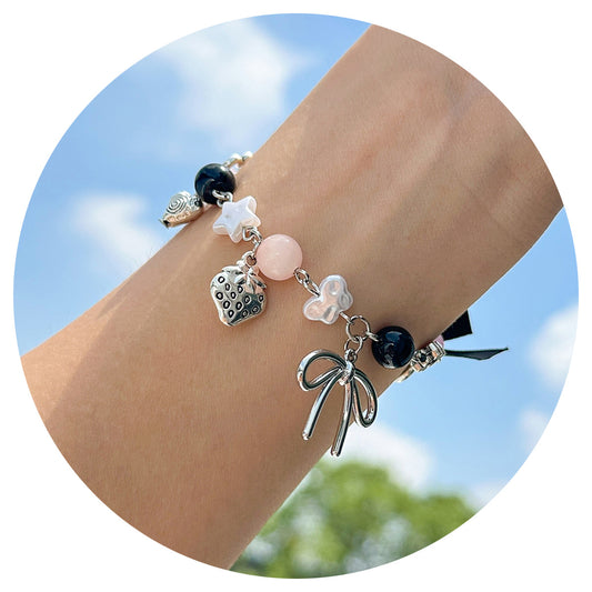 Pulsera de aleación con forma de corazón dulce y atrevida con lazo de diamantes de imitación, borla y detalles de estrellas para mujer